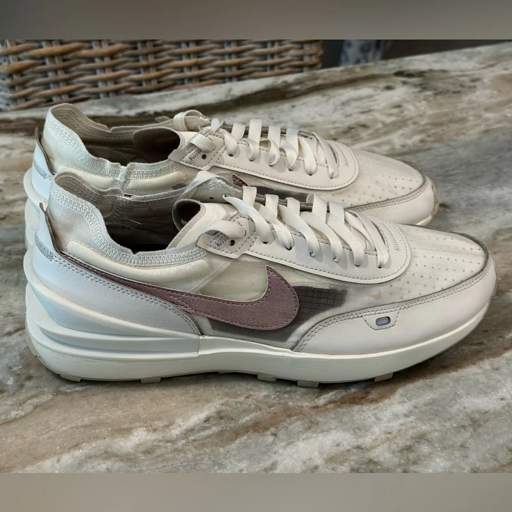 Women’s NIKE Waffle One sneakers- summit white/infinite lilac. Size 11 - Picture 6 of 12